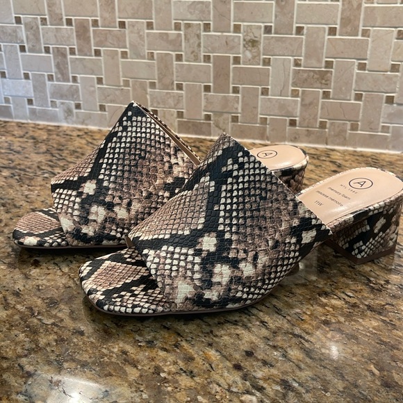 Snake print peep toe mules new 11W - Picture 1 of 7